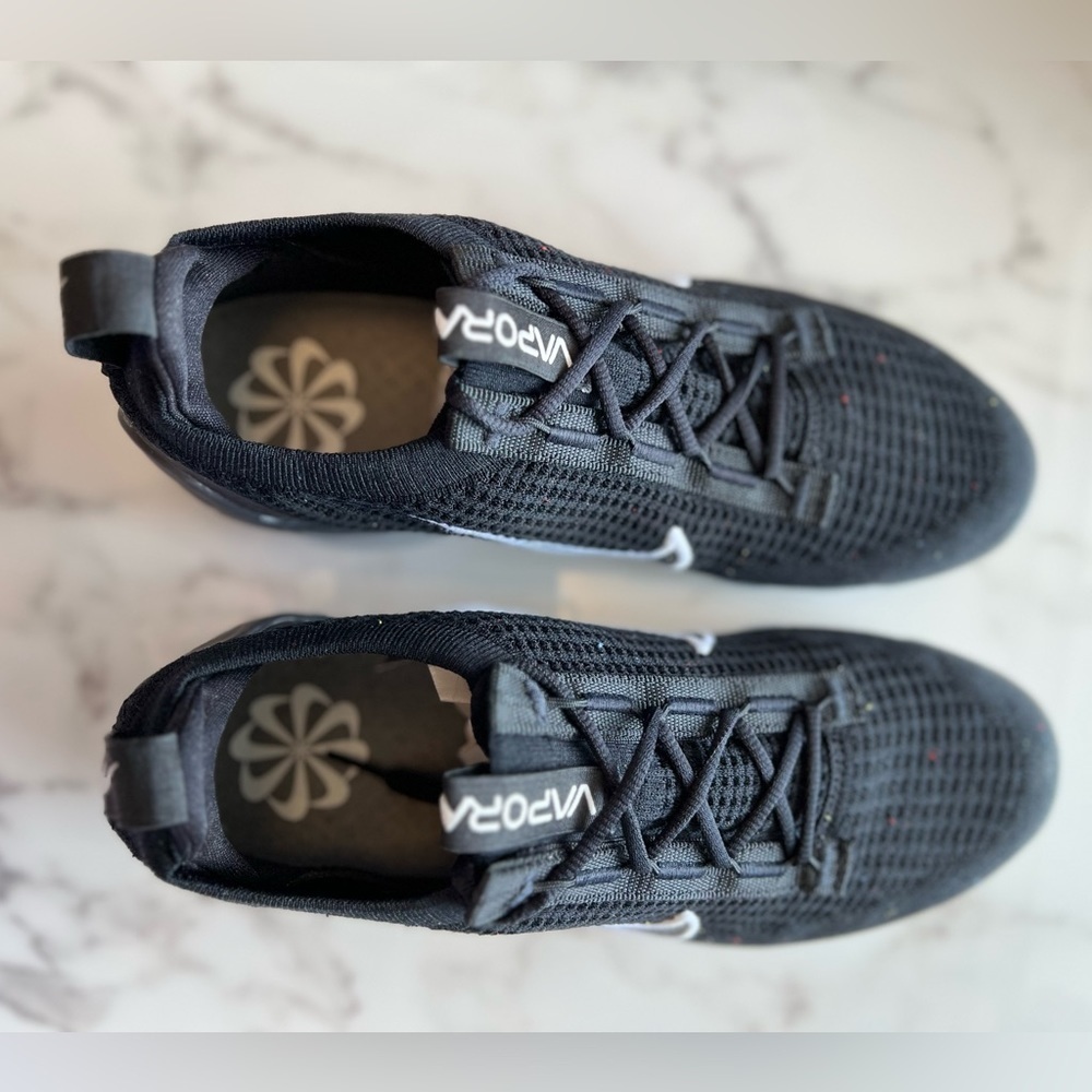 Nike Black and White Women's Sneakers - Picture 5 of 14